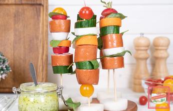Вкусные сардельки на шпажках с овощами