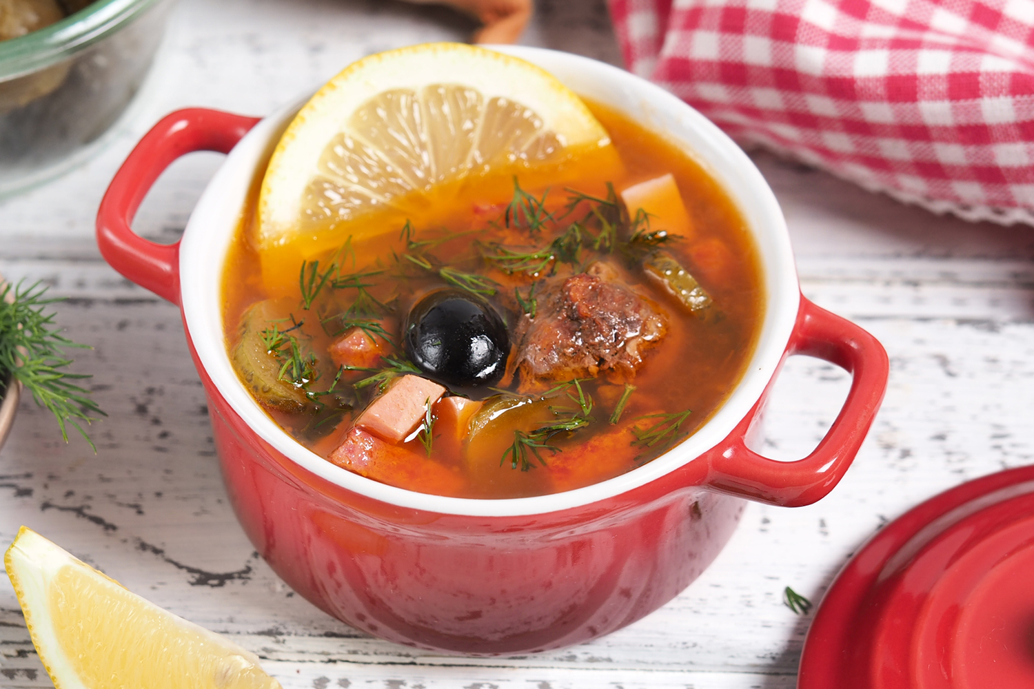 Солянка с говядиной и колбасой