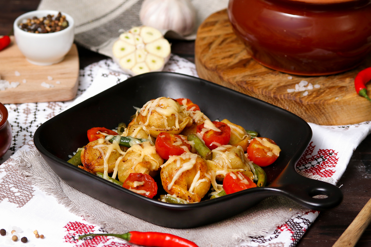 Пельмени на сковороде с сыром и помидорами