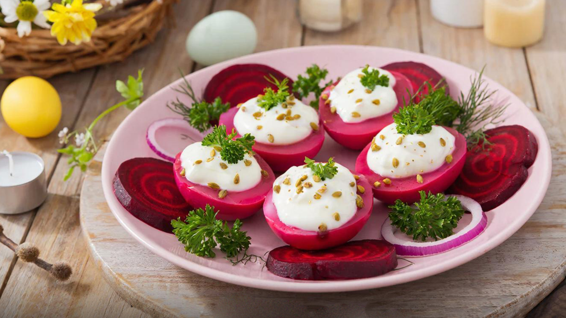 Маринованные яйца со свеклой. Рецепт ТМ ЕРМОЛИНО