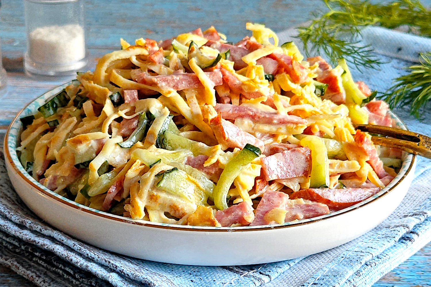 Салат с яичными блинчиками и колбасой