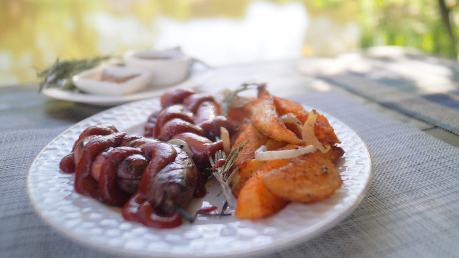 Сосиски на мангале