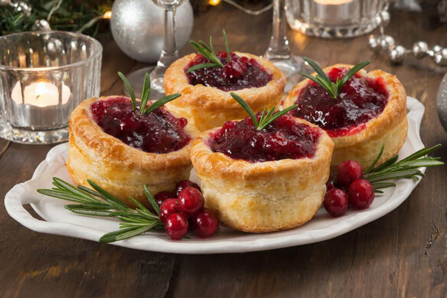 Тарталетки с паштетом и брусничным джемом