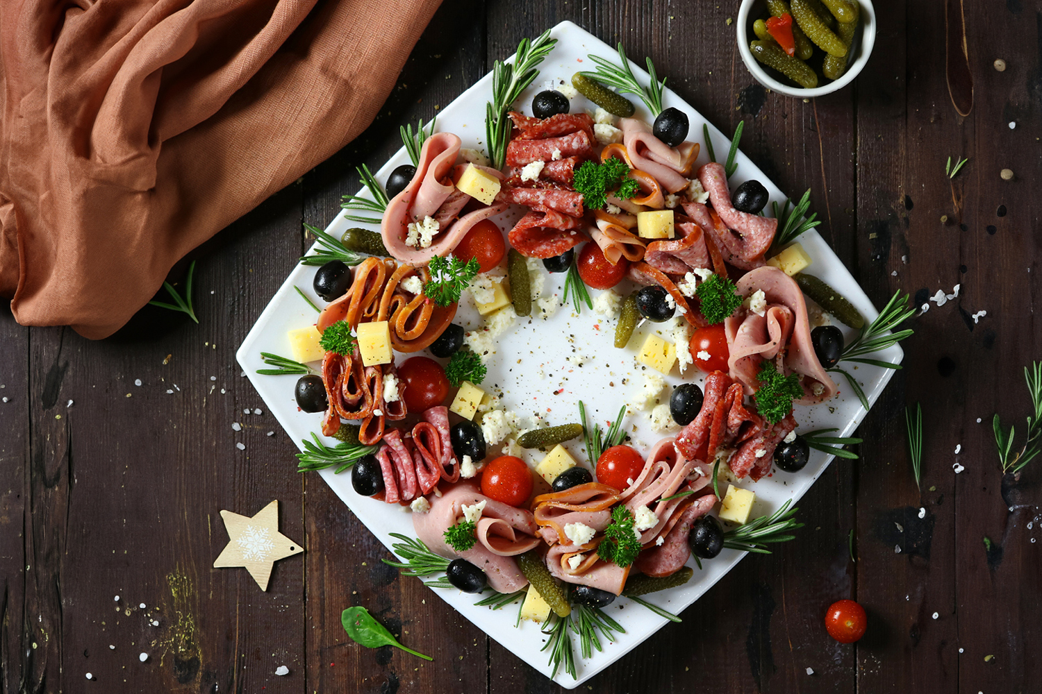 Закуски с мясными деликатесами ТМ «ЕРМОЛИНО»