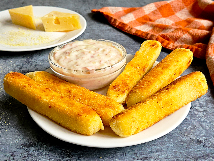 Картофельные палочки с сырным соусом