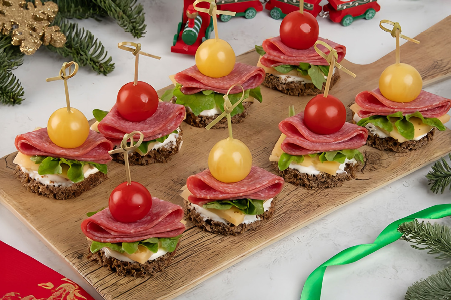 Праздничные канапе с колбасой