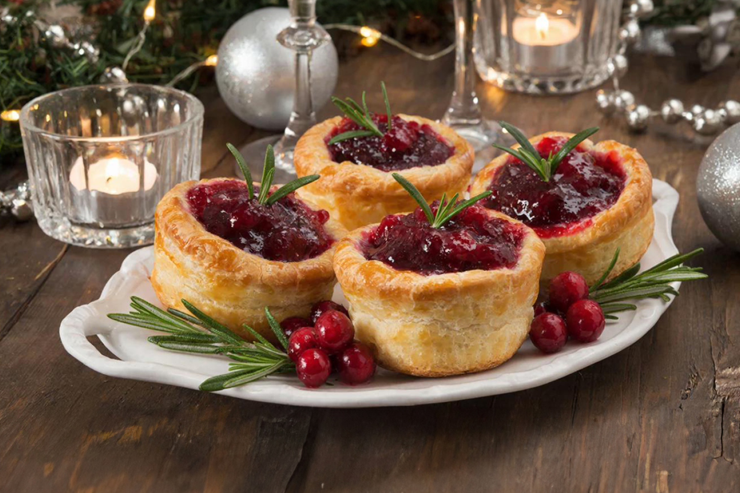 Тарталетки с мясным паштетом и брусничным джемом