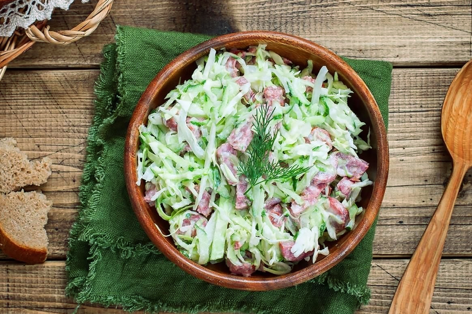 Салат с копченой колбасой и капустой