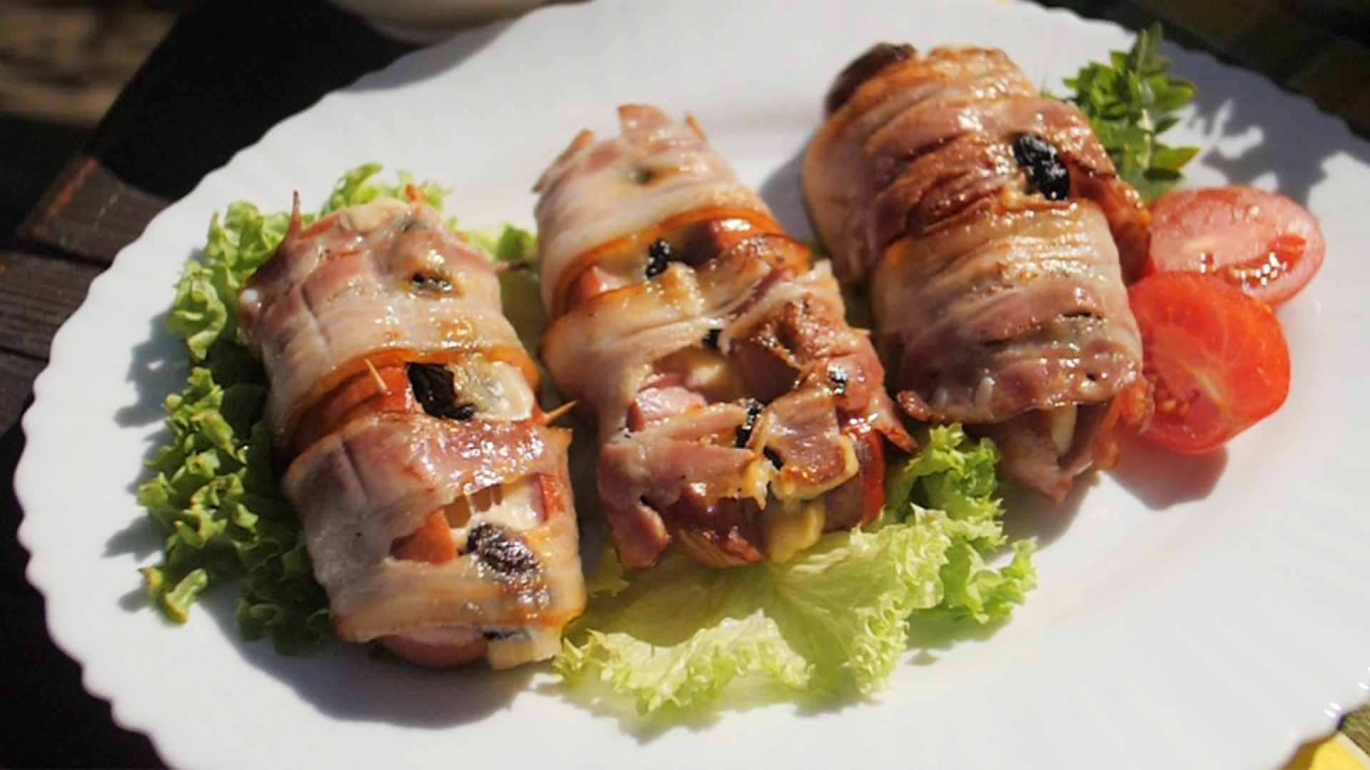 Сардельки на мангале в беконе с черносливом