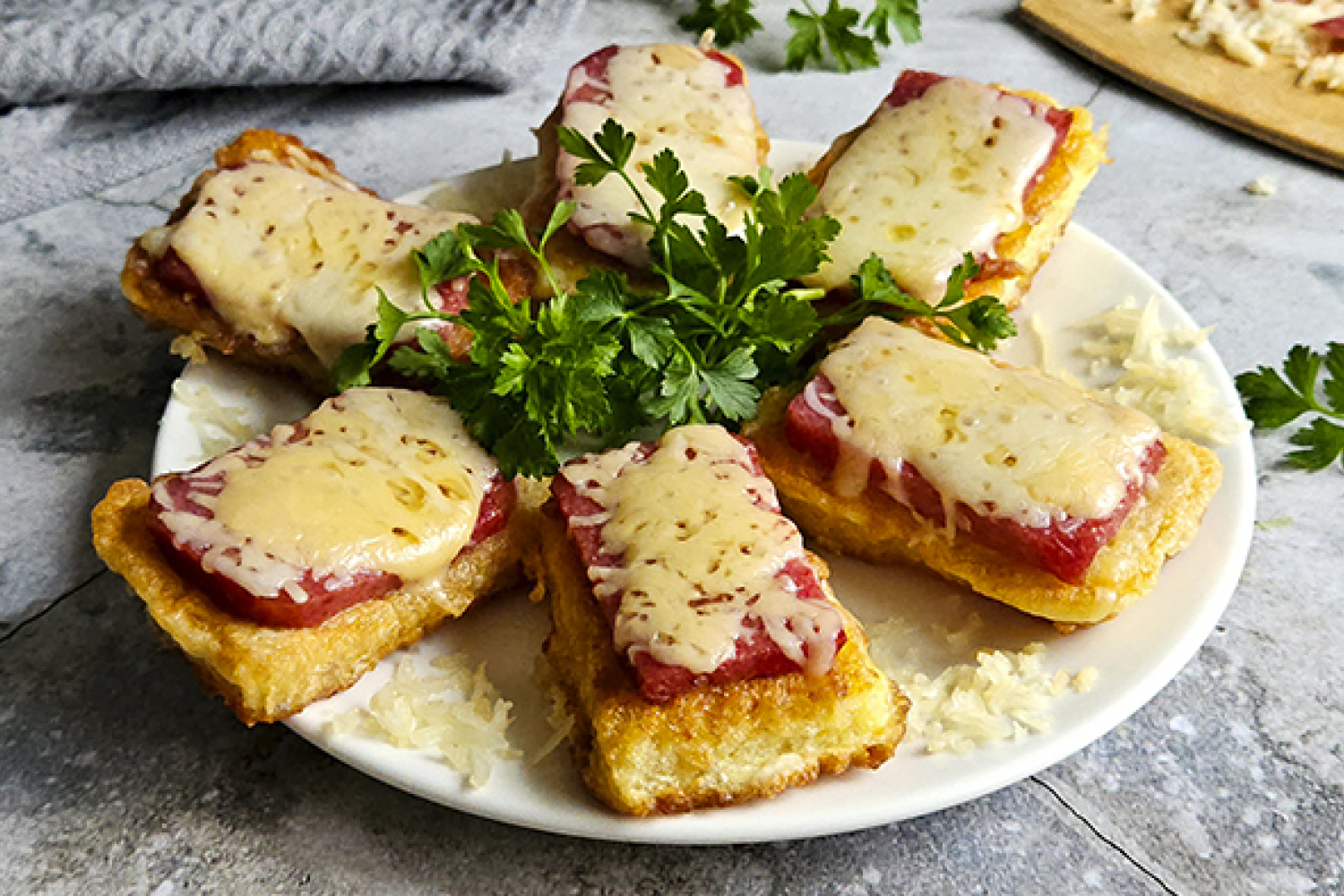 Гренки с сыром и колбасой