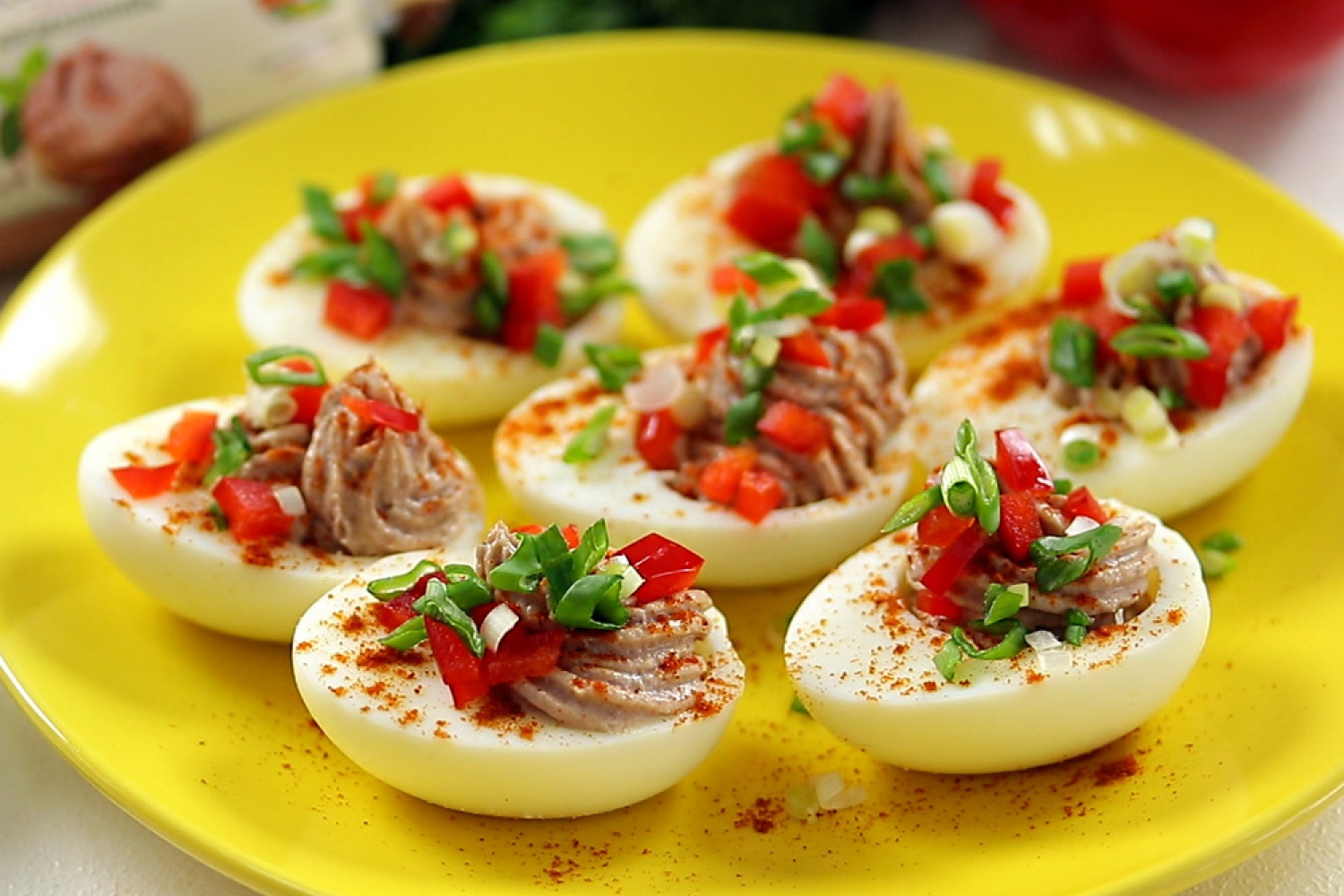 Фаршированные яйца с паштетом