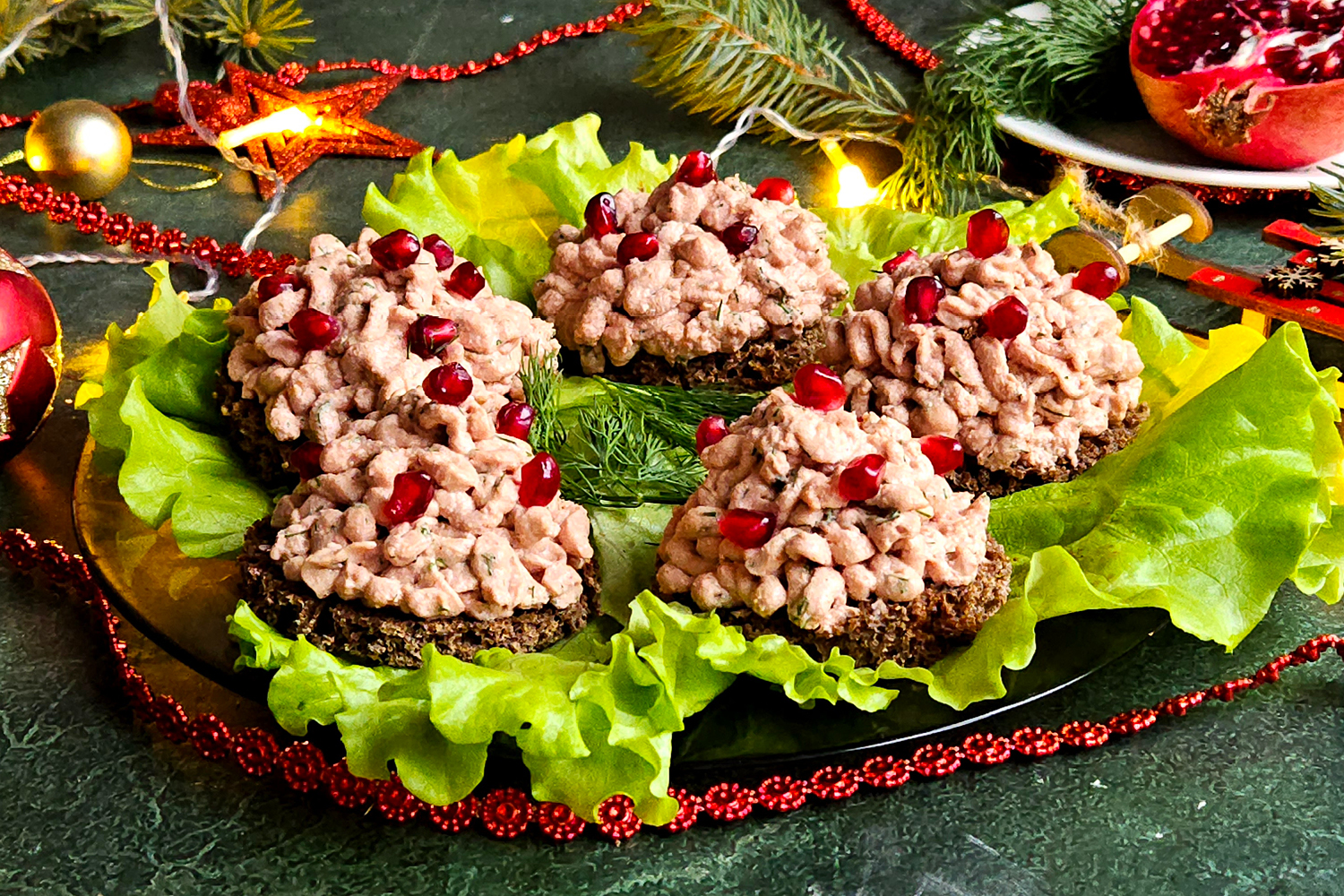 Бутерброды с паштетом и гранатом