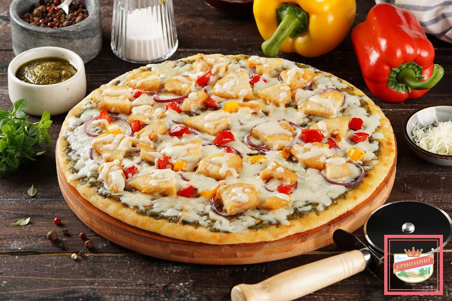Пицца с курицей и соусом песто