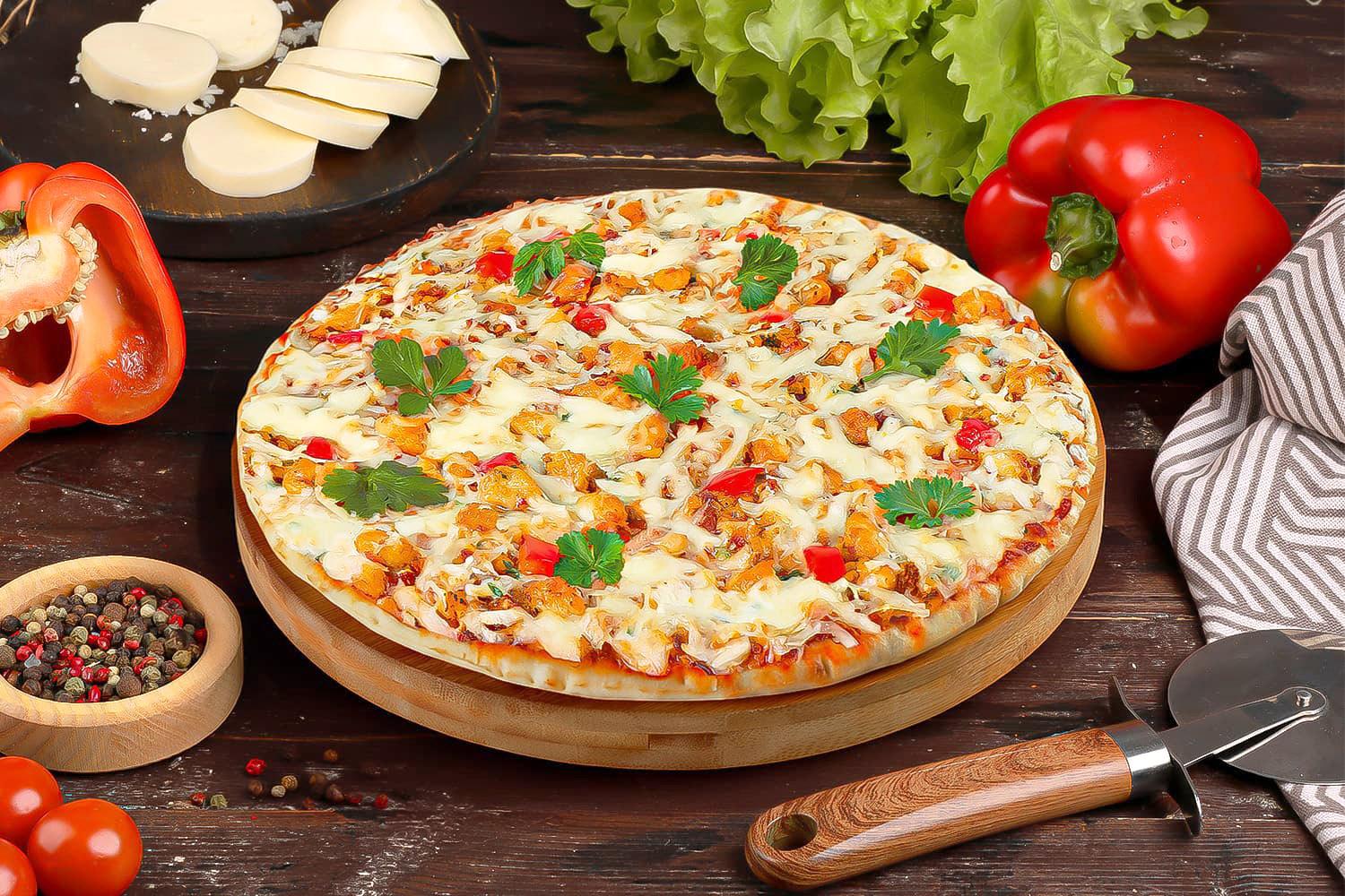 Пицца «Сырная» с курицей