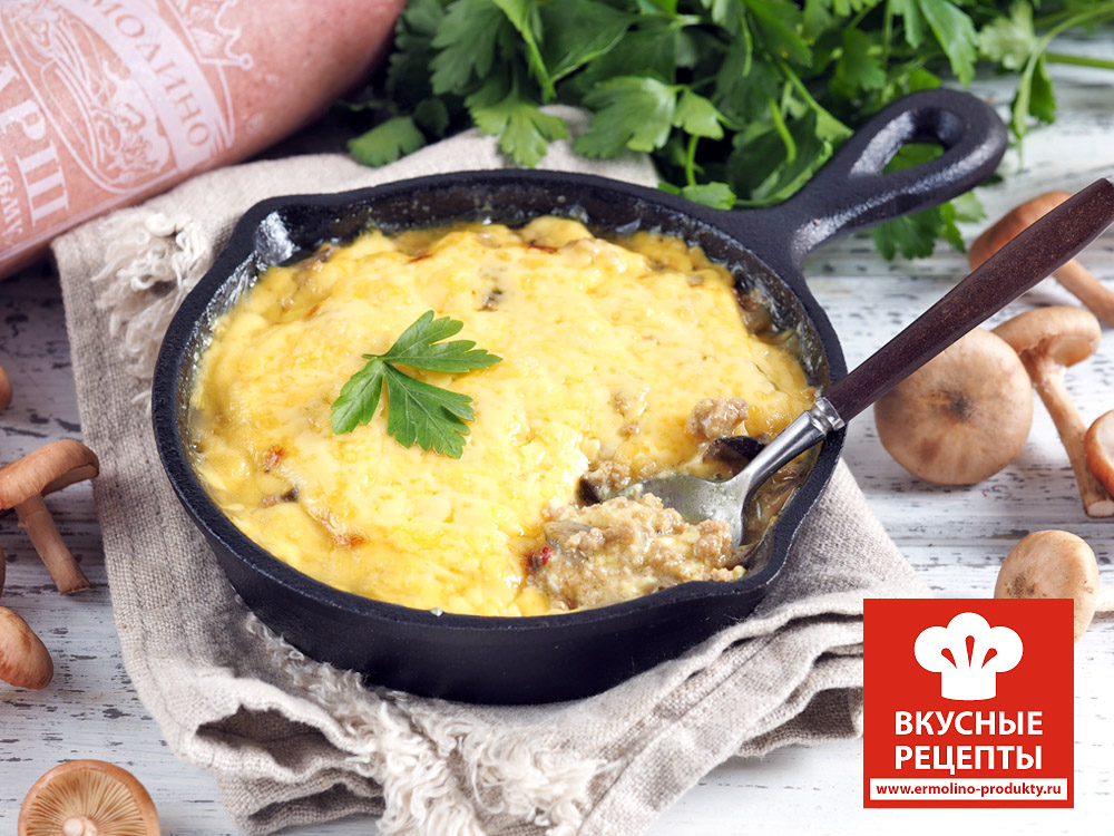 жульен с курицей и грибами. жульен в сметане с сыром. жюльен на сковороде. жульен в сметане с сыром. жульен в сметане с сыром.