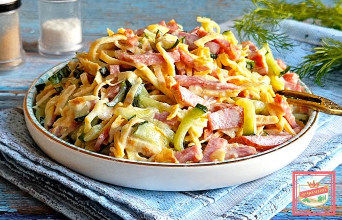 салат с яичными блинчиками и колбасой