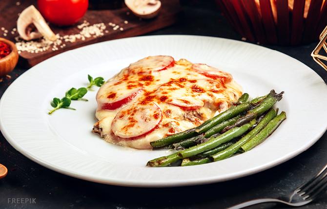 Куриные отбивные с помидорами и сыром в духовке