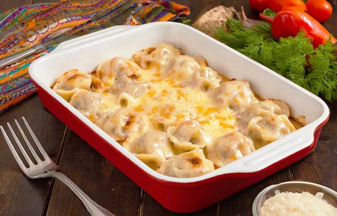 Пельмени с сыром и соусом бешамель