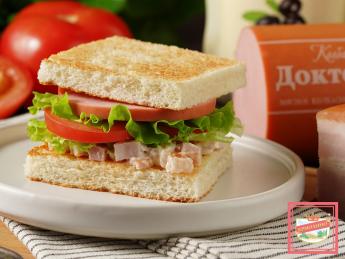 Сэндвич с деликатесной грудинкой и колбасой