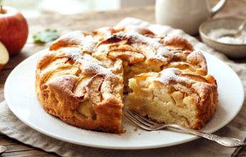 Шарлотка на кефире с яблоками