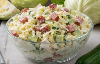 Салат с копченой колбасой и капустой