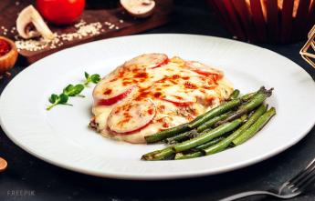 Куриные отбивные с помидорами и сыром в духовке