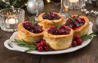 Тарталетки с паштетом и брусничным джемом