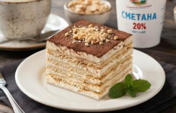 Десерт из сметаны и печенья без выпечки