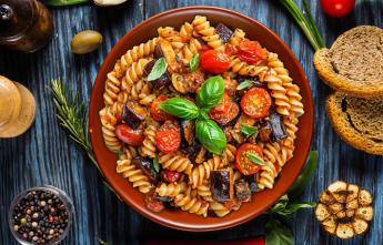 Макароны с овощами на сковороде