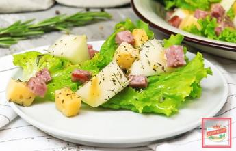 Салат с колбасой, дыней и сыром
