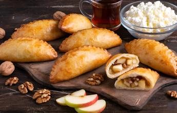 Творожные пирожки с яблоками и орехами