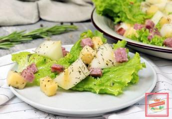 Салат с колбасой, дыней и сыром