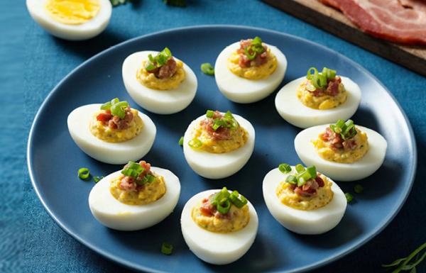 Фаршированные яйца с беконом и сыром