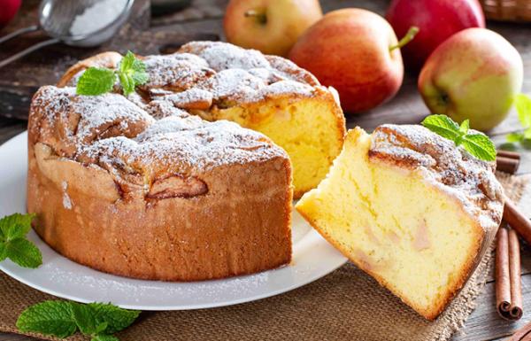 Шарлотка на кефире с яблоками