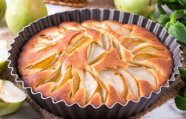 Шарлотка с грушей