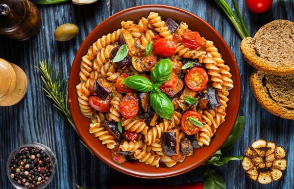 Макароны с овощами на сковороде