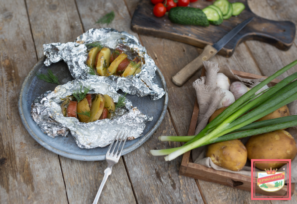 Картошка с сардельками, запеченная в фольге фото