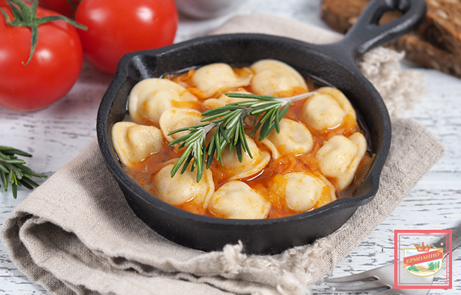 Пельмени в томатном соусе на сковороде фото