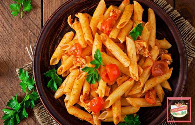 Паста с курицей в томатном соусе фото