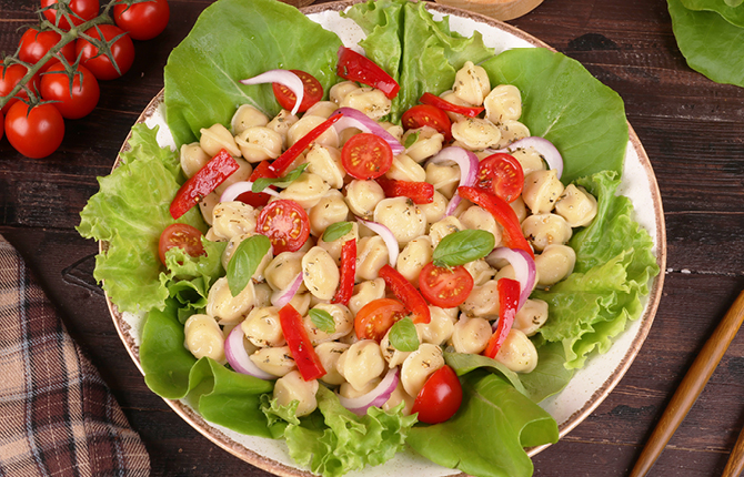 Теплый салат с пельменями фото