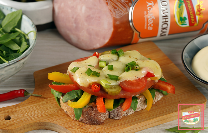 Бутерброды в микроволновке с колбасой и сыром фото