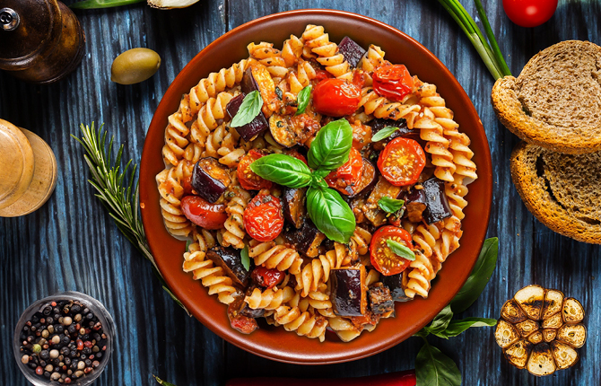 Макароны с овощами на сковороде фото