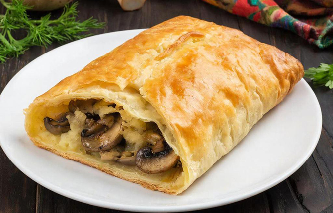 Рулет из слоеного теста с картошкой и грибами фото