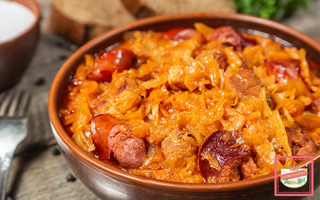 Тушеная капуста с сосисками фото