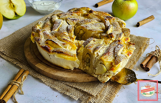 Простой пирог с яблоками фото