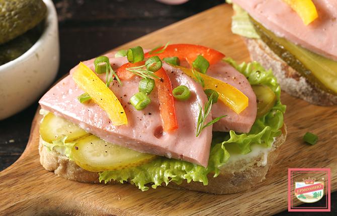 Бутерброды с колбасой и огурцом соленым фото