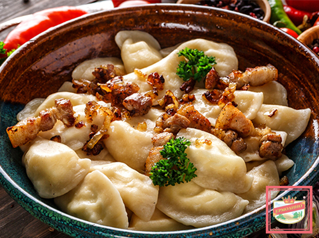 Вареники с картошкой, жареным луком и беконом фото